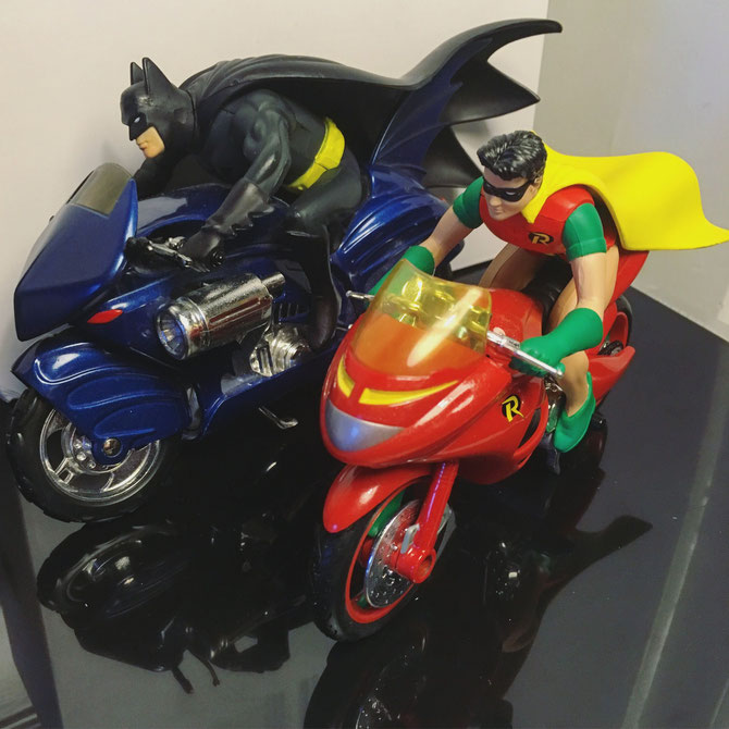 The BatCycle & RobinCycle from the Corgi Classics line. Scale 1:16. Released in 2004.