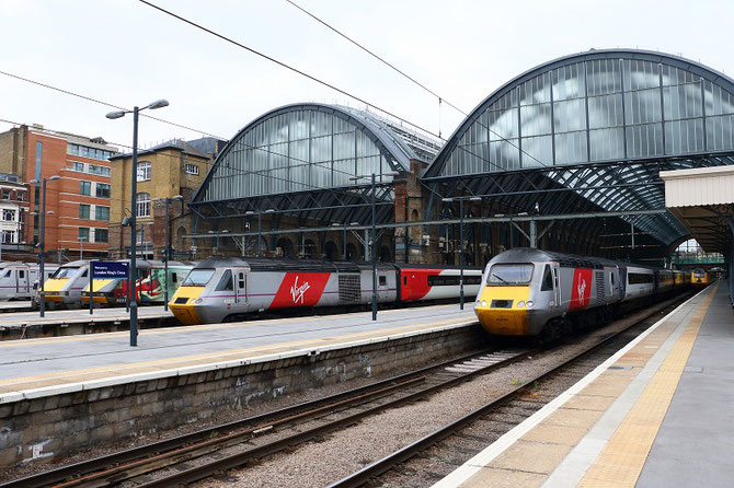 Rames diesel "HST" aptes à 200 km/h de Virgin en gare de Londres-King's Cross, point de départ des trains à destination d'Edimbourg.