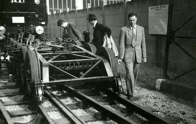 Bogie train sur pneus. Paris-Invalides. 1950