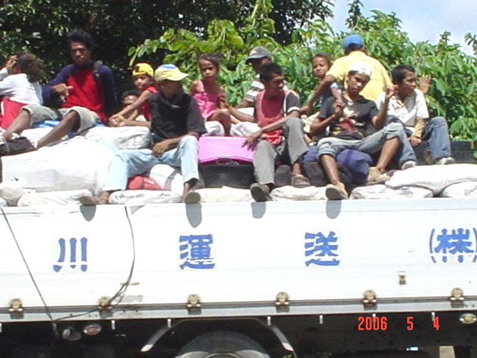 騒乱のディリ市内から家財道具を積んで避難する人々。東南アジアでは，古い日本製トラックでもまだまだ現役である。