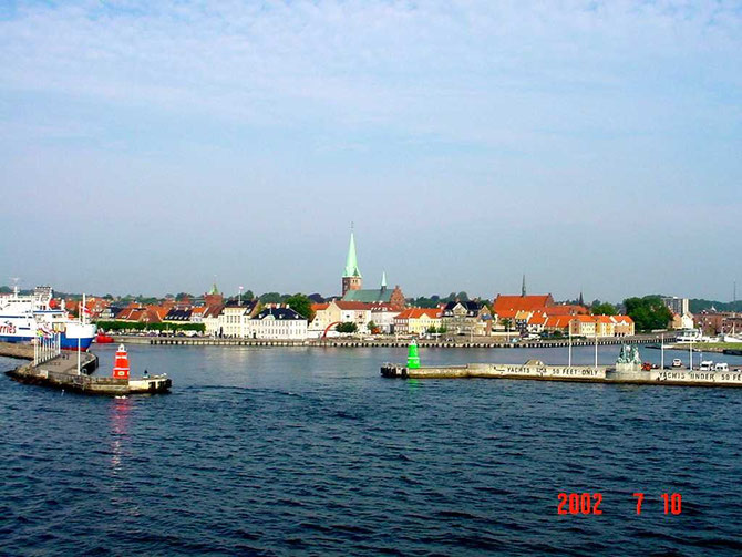 対岸Swedenのヘルシンボリから20分。そのため，酒の販売が緩やかなデンマークのこの港へ，フェリーに乗ってワインやビールを買い出しに来る人々が多い。