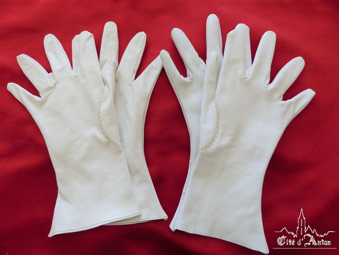 Fig. 40 - Les deux paires de gants.