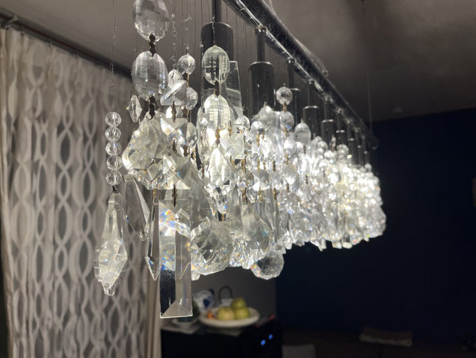 インテリアの話も少し。シャンデリアはあまりベタなものより現代的なデザインのものを選ぶと部屋の雰囲気に合わせやすいです