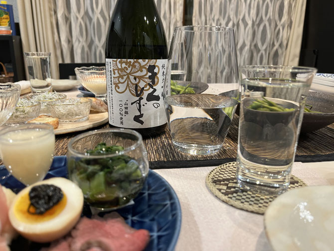 お酒は「きくのしずく」という姫路市のお酒です。ヘリテージマネージャーの課題のためにうかがった酒蔵で買ってきたまま飲めていなかったのですが、ようやくです