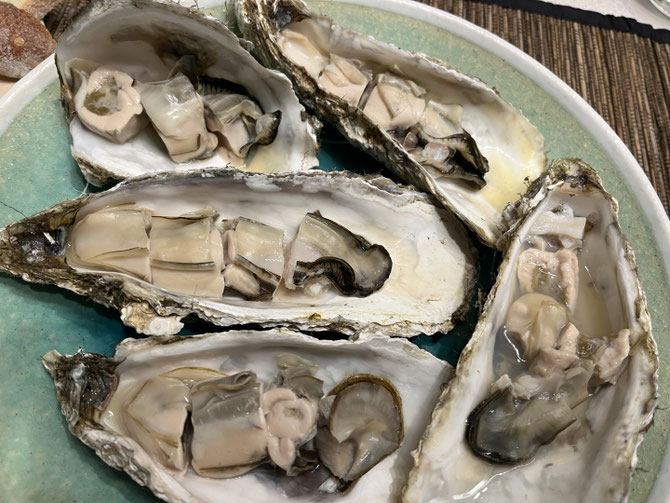 牡蠣ができたので食べやすい大きさに切る