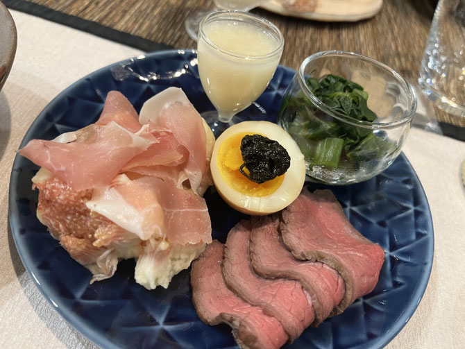 あらかじめ前菜は作っておきます。好物のイチヂクに生ハムをのせたものやローストビーフ、山芋をすりおろしたものなど。。ぜんぜん和じゃないですね。