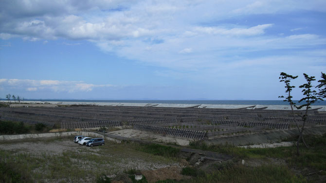 Breakwater picket fence, from the top of the 1st hill. The Pacific Ocean in the back.