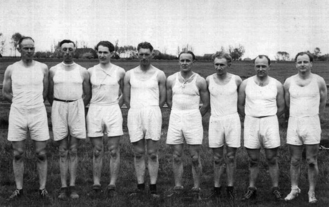 „Die Seefelder Löwen“ = Schleuderballmannschaft von 1931