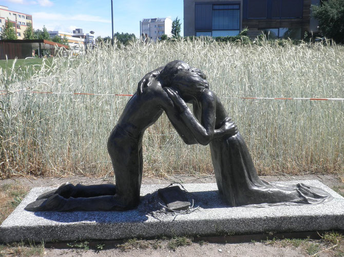 Une belle sculpture symbolique de la réconciliation...