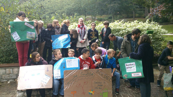 Les derniers plants à mettre en terre sous l'oeil attentif de Catherine Bulant, porteuse du projet