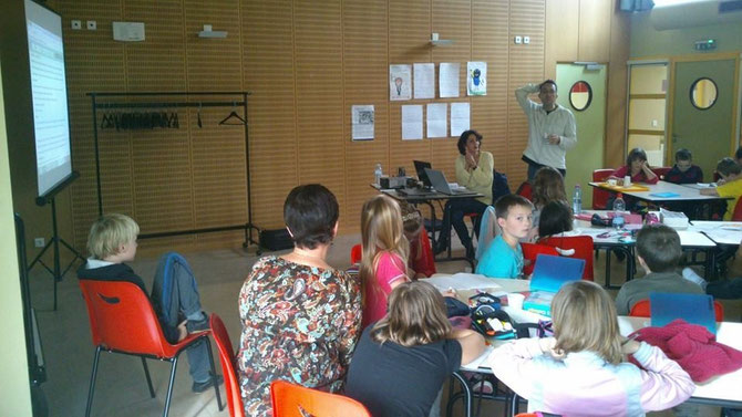 Pascaline Masson &Pouhiou avec les enfants au Champ des Oiseaux