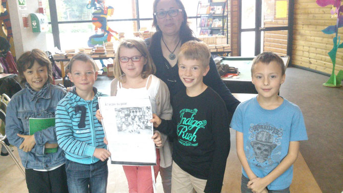 Les enfants montrant l'article du Courrier Cauchois du jour. Les ventes ont explosées!!!