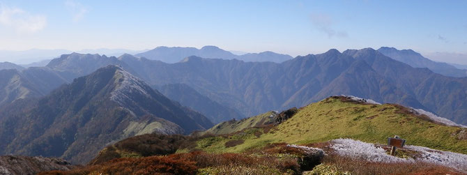 笹ヶ峰から望む四国山地西部の山々（石鎚山脈）