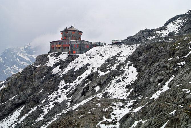 Das Hotel/Alpengasthof "Tibet" am Stilfser Joch auf 2.800 Metern Seehöhe