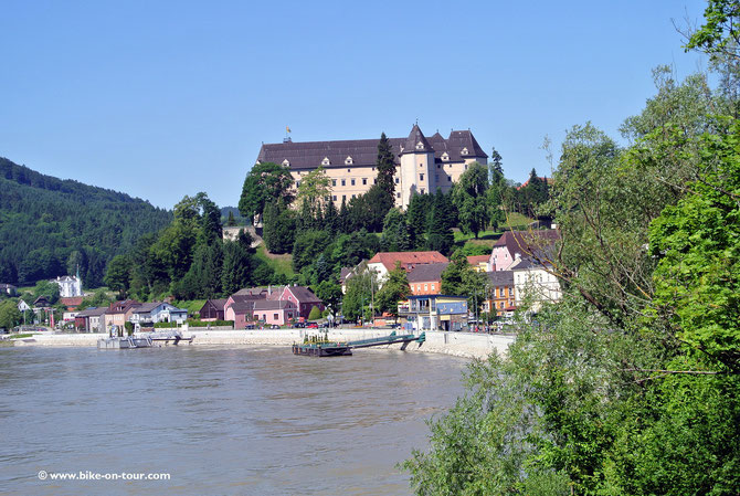 Beim malerischen Grein kommt man nach einer Kurvenorgie auf der B119 an die Donau.