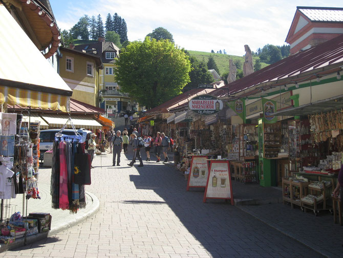 In zahlreichen Geschäften gibt es in Mariazell alles an Souvenirs und Produkten aus der Region.