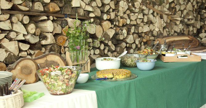 Ein Teil des "Veganen TEH-Sommer-Buffets zum Wohlfühlen" vor malerischer Kulisse. (Foto: Alexandra Schubert)