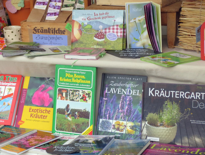 Oben sehen Sie Geschenkbücher für Gartenfreunde und unten Kräuterbücher.