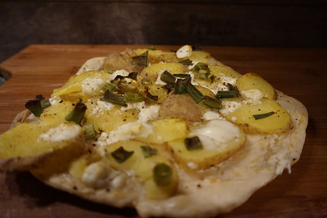 Rezept schneller Flammkuchen mit Kartoffeln Feta und Zwiebeln