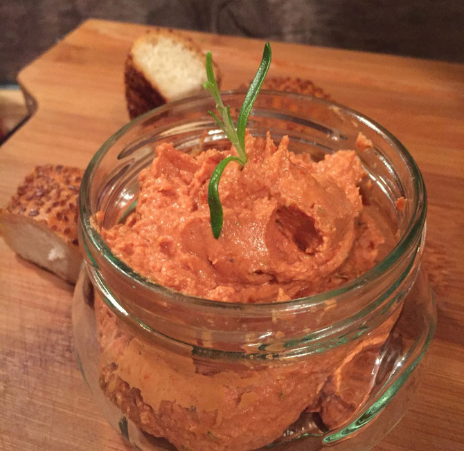 Frischkaese Dip mit getrockneten Tomaten und Rosmarin Rezept wie vom Tuerken