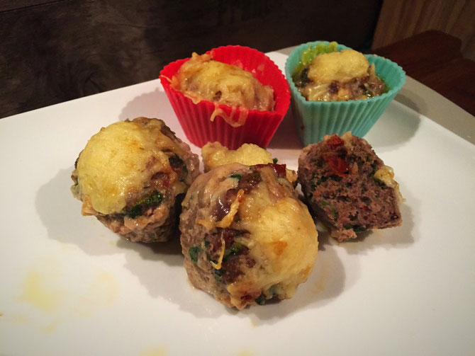Herzhafte Hack Muffins mit getrockneten Tomaten und Kaese