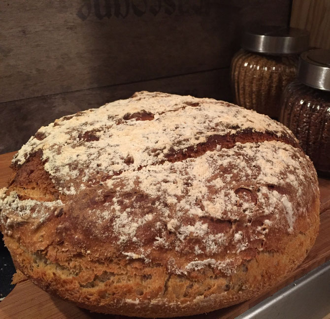 Dinkel Brot mit Leinsamen und Joghurt aus dem Roemertopf Pane