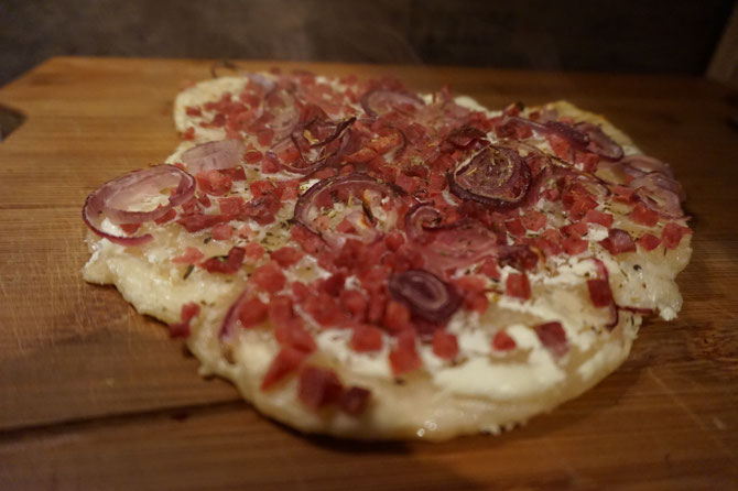 Rezept schneller Flammkuchen nach Elsaesser Art mit Speck und Zwiebeln