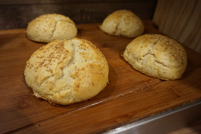 Rezept Amerikanische Burger Broetchen mit Sesam - Burger Buns - Rohlinge