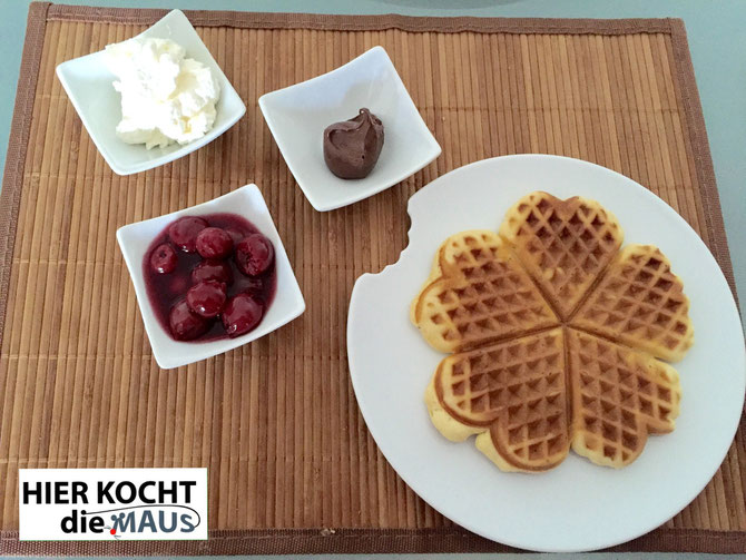 Waffeln mit Mohn und Vanille- dazu heisse Kirschen und Sahne