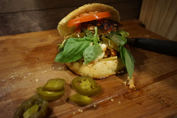 Rezept Pulled Chicken Burger a la Maus mit Avocado und karamellisierte Zwiebeln