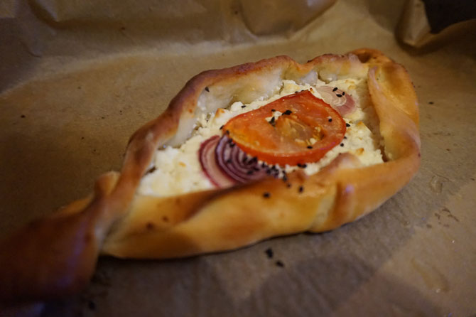 Rezept saftige Pide- Teigschiffchen | mit Feta und Gouda