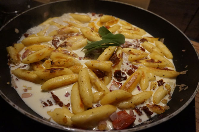 15 Min Rezept Schupfnudeln in Sahne Sosse mit getrockneten Tomaten & frischem Salbei