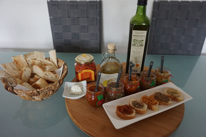Ein mediterraner Abend voller Bruschetta Fleisch Kaese und Olivenoel von Hagen Grote