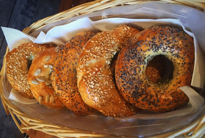 Rezept selbstgemachte Vollkorn Mehl Bagels mit Sesam