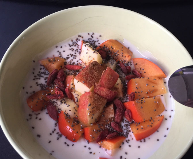 Guten Morgen Jogurt mit Mango Chiasamen und Gojibeeren