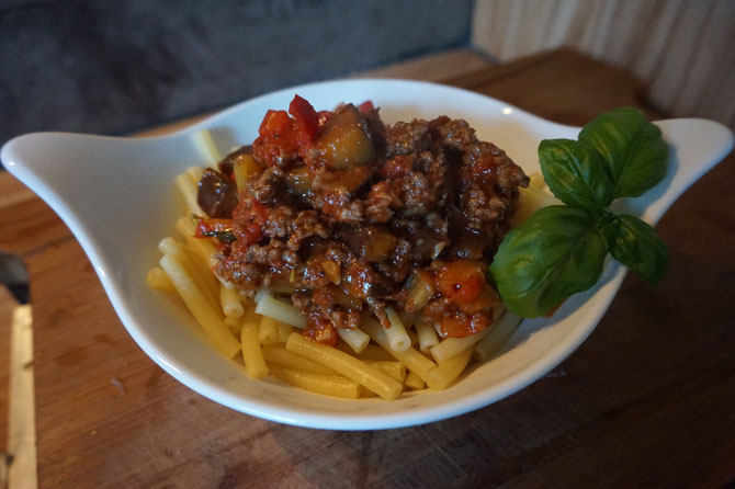 Rezept leckere Maccaroni Spaghetti mit buntem Gemuese und Hackfleisch