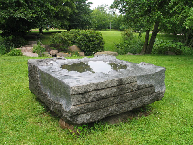 "Lucas", vannskulptur, larvikitt i Britzer Park, Berlin, Tyskland