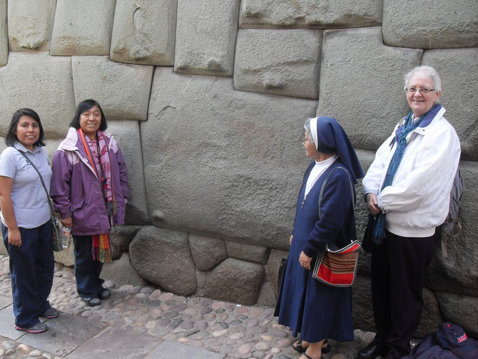 Esta piedra cuenta con 12 ángulos la arquitectura de los Inkas es superior a todo con perfección sin cemento natural es increíble como hacian la construcción de sus edificios
