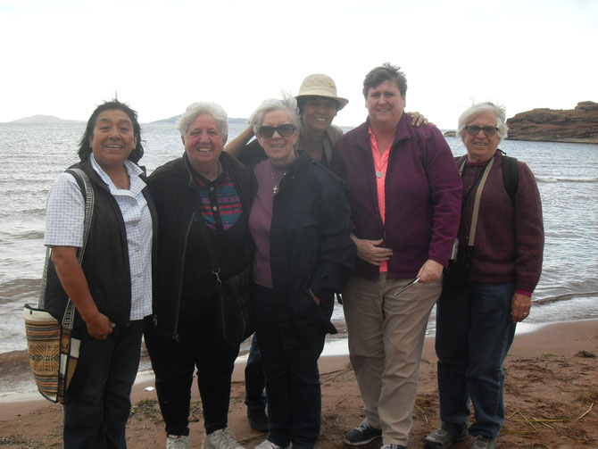 Hermanas de la Misericordia que estuvieron presentes  visitaron el Titicaca la tarde anterior.