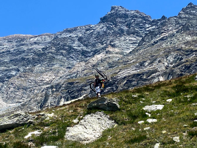 Il duro portage sommato al forte vento è un connubio non proprio piacevole, ma siamo in ballo