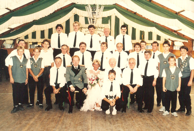 1989 Ausmarsch nach Hücheln, Bildmitte sitzend: General-Feldmarschall Reiner Vetten, Königin Inge, Brudermeister Hans Ferfer