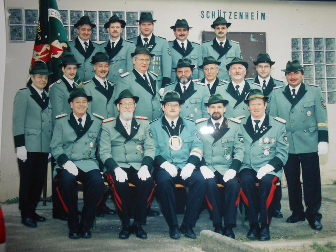 1998: Das Offizierskorps, sitzend als 2. v. l.: Unser Generalfeldmarschall und langjähriger 1. Schießmeister REINER  VETTEN      