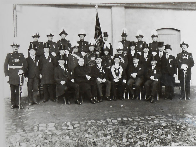 Vorstand und Offiziere vor der Schützenhalle, 1928 oder früher