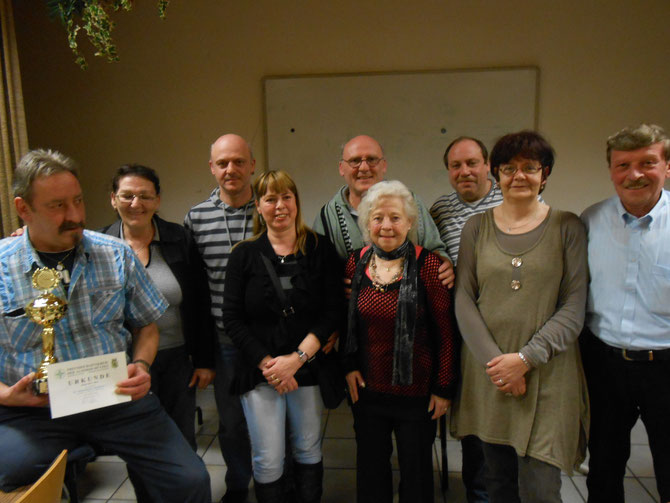 Die Meistermannschaft 2013 - 2014, von links n. rechts: Mannschaftsführer Peter Mehr, Renate Kohnen, Dieter Nonnweiler, Monika Nonnweiler, Claus Nonnweiler, Inge Esser, Ferdinand Klump, Biggi Priem und Horst Sokolowsky ( Foto: Bernd Deuter )