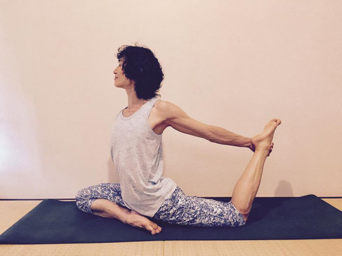 合田賢二ごうだけんじ godakenji ヒョニ ひょに ヨガよが yoga エーカパーダラージャカポタアーサナ eka pada rajakapotasana2