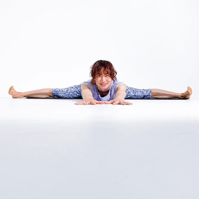 合田賢二 ヒョニ　ひょに ごうだけんじ ゴウダケンジ yoga ヨガ よが 開脚前屈 股関節ほぐしフローヨガ