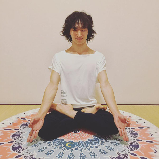 アシュタンガヨガ パドマーサナ 合田賢二 ヒョニ　ひょに ごうだけんじ ゴウダケンジ yoga ヨガ よが はじめてのアシュタンガヨガ