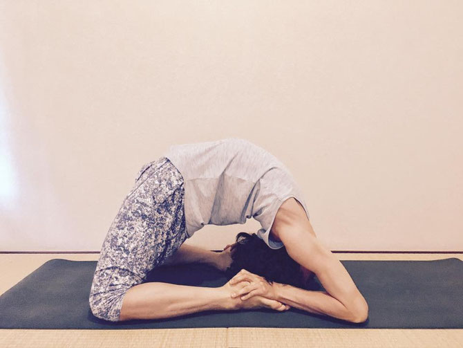 合田賢二ごうだけんじ godakenji ヒョニ ひょに ヨガよが yoga エーカパーダラージャカポタアーサナ eka pada rajakapotasana1