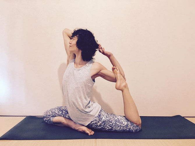 合田賢二ごうだけんじ godakenji ヒョニ ひょに ヨガよが yoga エーカパーダラージャカポタアーサナ eka pada rajakapotasana3