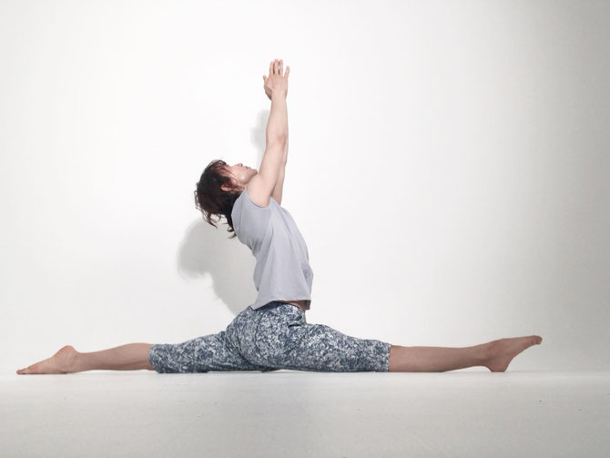 合田賢二 ヒョニ ひょに ごうだけんじ ゴウダケンジ yoga ヨガ よが 前後開脚 ハヌマーンアーサナ 股関節ほぐしフローヨガ